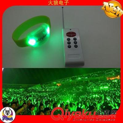 2014最新款LED发光手镯 定制明星演唱会礼品，深圳火狼电子工厂直供